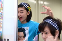 ドアから顔を半分出す小林歌穂。