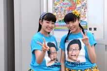 本番前にくつろぐ柏木ひなた（左）と中山莉子（右）。