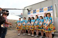 本番直前、フジテレビの取材を受けるエビ中。