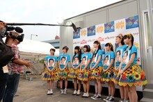 本番直前、フジテレビの取材を受けるエビ中。