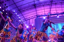 水鉄砲で客席を撃つエビ中。