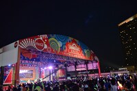 多数のペンライトが輝く夜の「めざましライブ」ステージ。