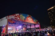 多数のペンライトが輝く夜の「めざましライブ」ステージ。