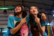新曲「ナチュメロらんでぶー」で盛り上がる星名美怜(左)と松野莉奈(右)。