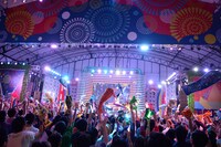 タオルが舞う観客席。