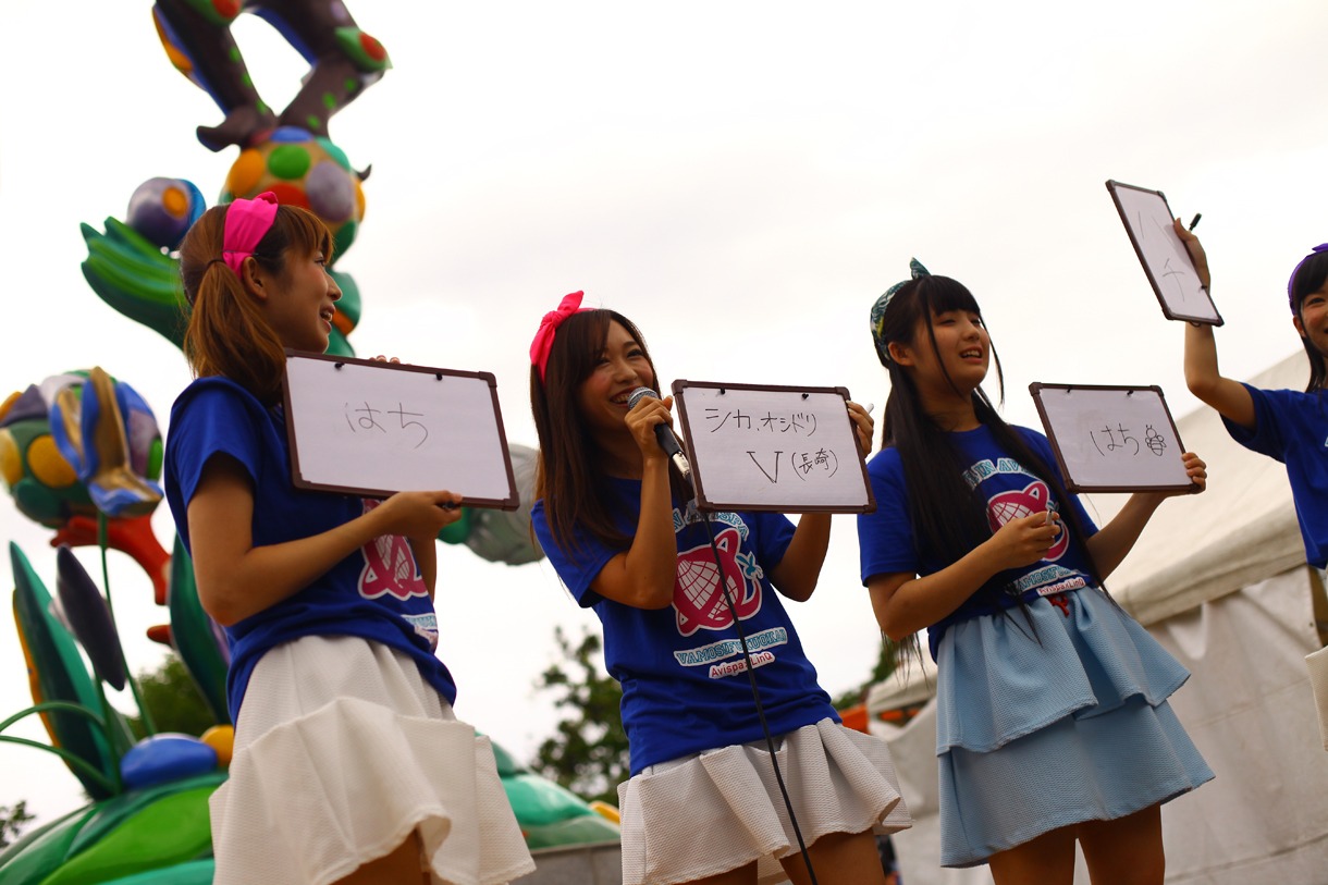 クイズに挑戦する杉本ゆさ、舞川あや、志良ふう子。 （写真提供：ジョブ・ネット）