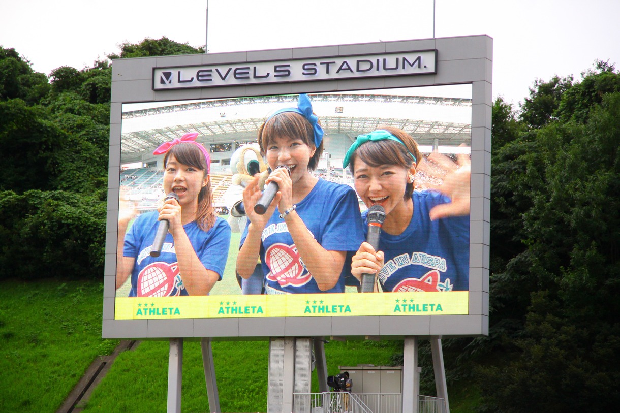 スクリーンに映った大庭彩歌、天野なつ、深瀬智聖。 （写真提供：ジョブ・ネット）