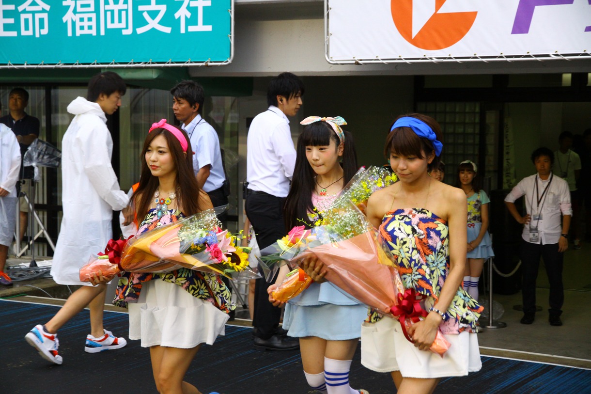 花束贈呈に向かう舞川あや、MYU、天野なつ。 （写真提供：ジョブ・ネット）