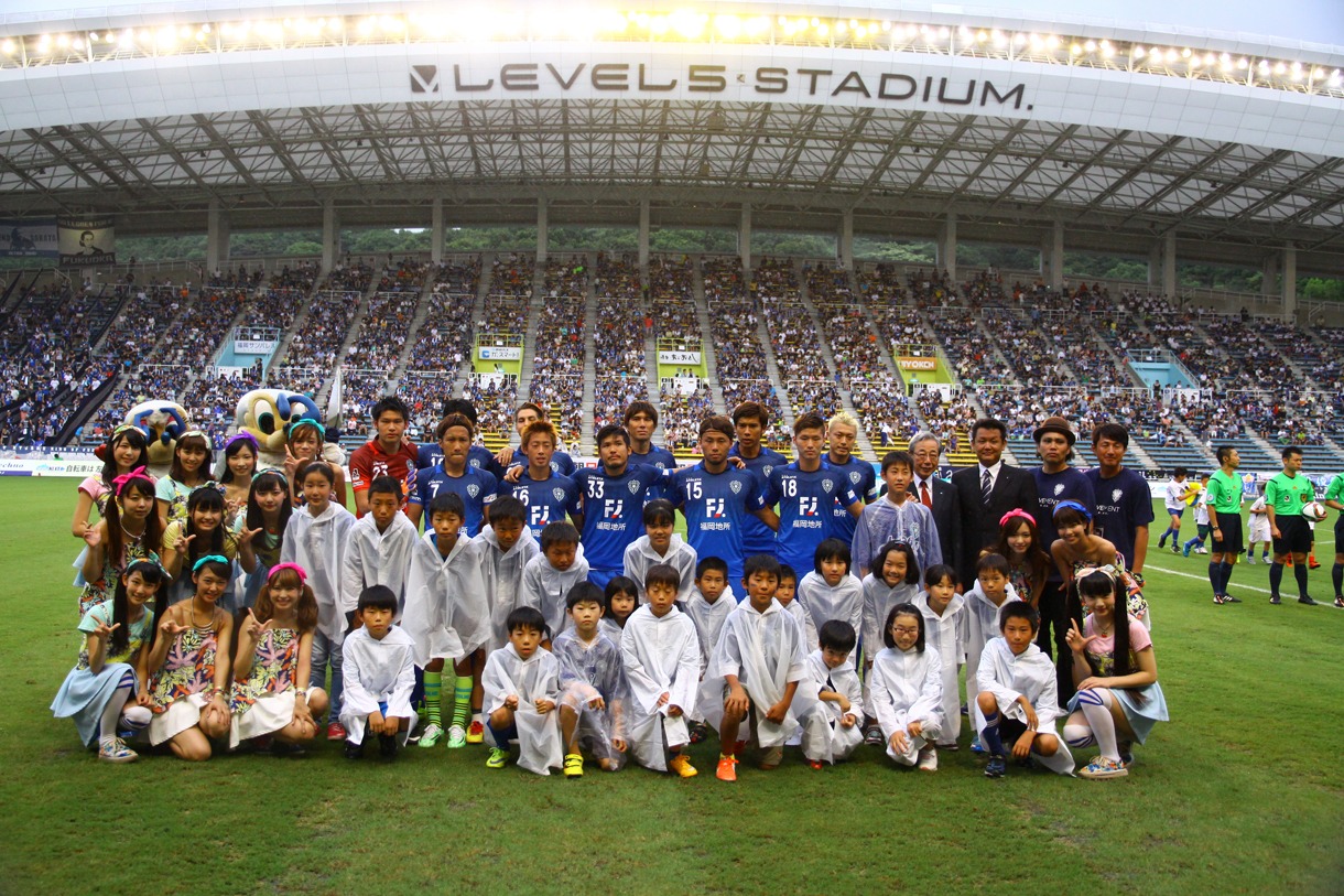 試合開始前の記念撮影の様子。 （写真提供：ジョブ・ネット）