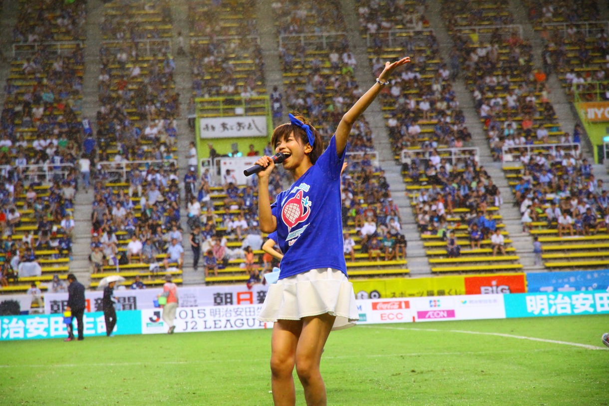 感謝の言葉を語る天野なつ。 （写真提供：ジョブ・ネット）