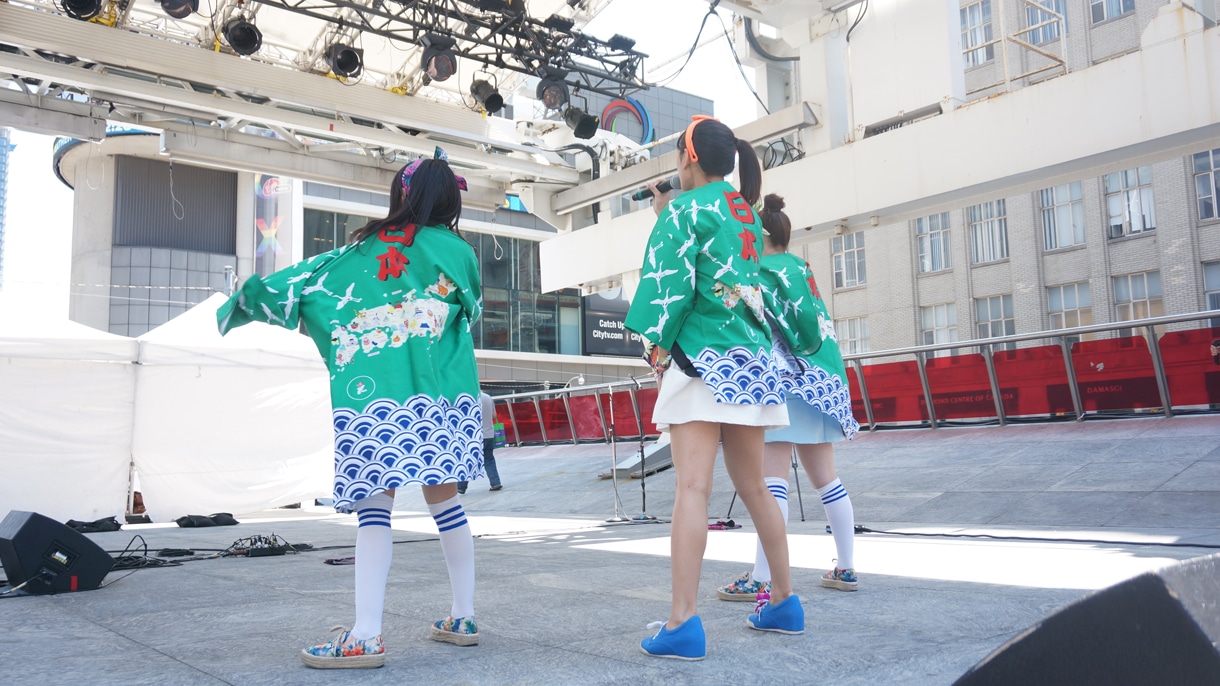 “日本”と書かれたハッピを着る姫崎愛未、吉川千愛、新木さくら。  （写真提供：ジョブ・ネット）