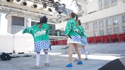 “日本”と書かれたハッピを着る姫崎愛未、吉川千愛、新木さくら。  (写真提供:ジョブ・ネット)