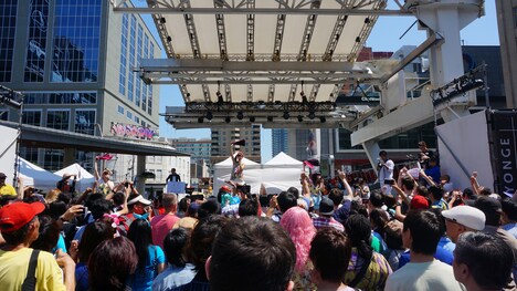 LinQによる「JAPANESE SUMMER FESTIVAL『日本祭り』」ライブの様子。 (写真提供:ジョブ・ネット)