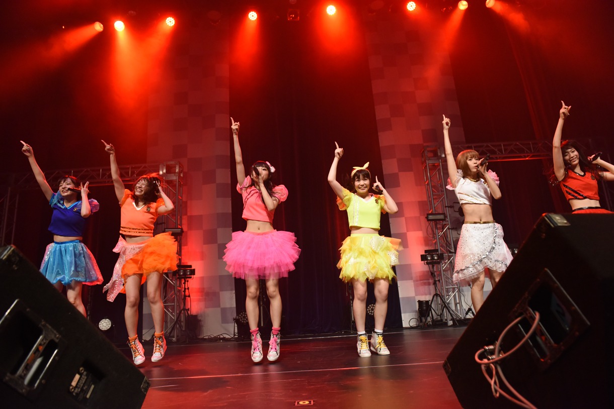 サンミニによるライブの様子。