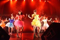 サンミニによるライブの様子。