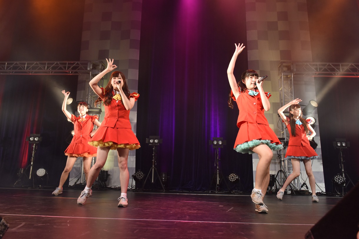 FYTによるカバー曲披露の様子。