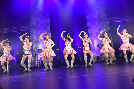 PASSPO☆によるカバー曲披露の様子。