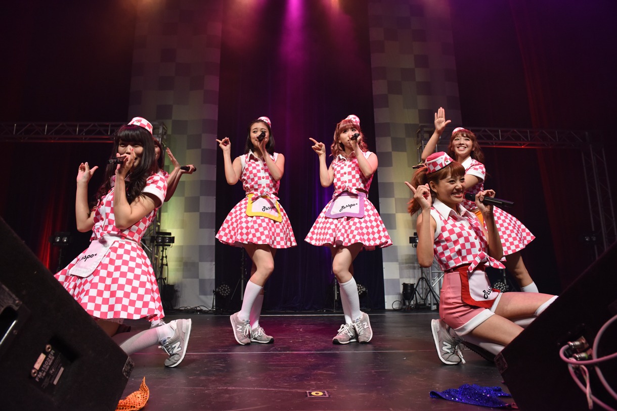 PASSPO☆によるライブの様子。