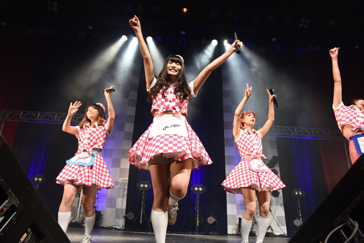 PASSPO☆によるライブの様子。