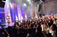 PASSPO☆によるライブの様子。