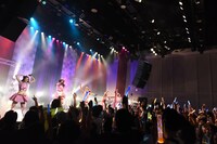 PASSPO☆によるライブの様子。