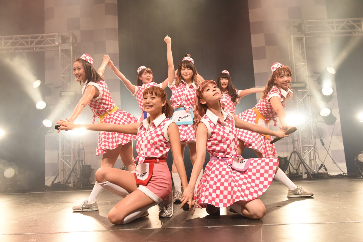 PASSPO☆によるライブの様子。