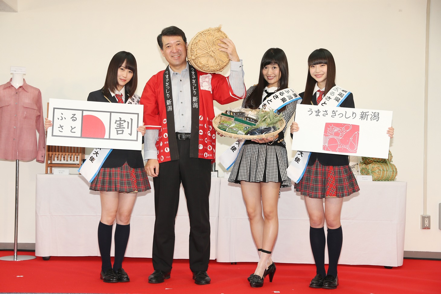 「新潟ふるさと名物商品PR⼤使就任式」の様子。左から西潟茉莉奈、泉田裕彦新潟県知事、荻野由佳、北原里英。(c)AKS
