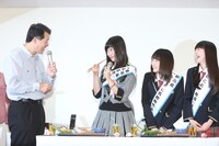 「新潟ふるさと名物商品PR⼤使就任式」の様子。(c)AKS