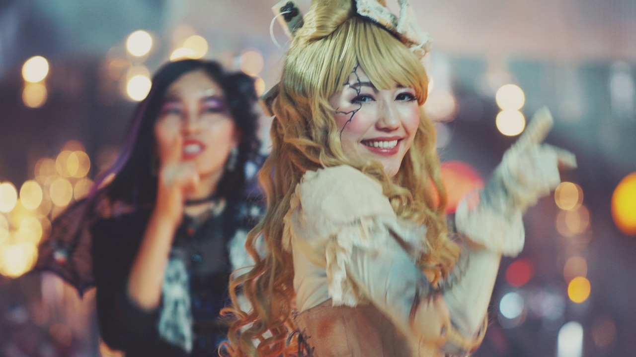 AKB48「ハロウィン・ナイト」ミュージックビデオのワンシーン。(c)AKS