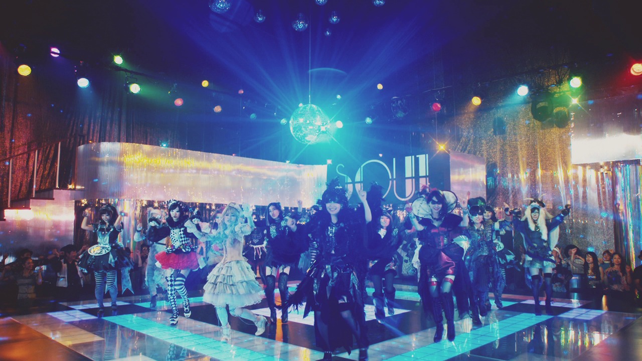 AKB48「ハロウィン・ナイト」ミュージックビデオのワンシーン。(c)AKS