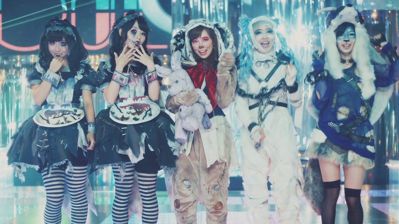 AKB48「ハロウィン・ナイト」ミュージックビデオのワンシーン。(c)AKS