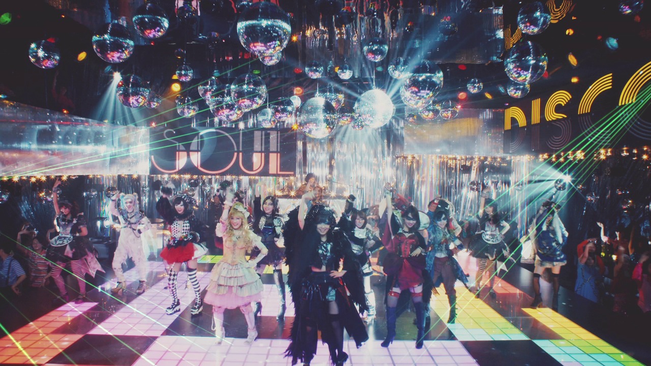AKB48「ハロウィン・ナイト」ミュージックビデオのワンシーン。(c)AKS