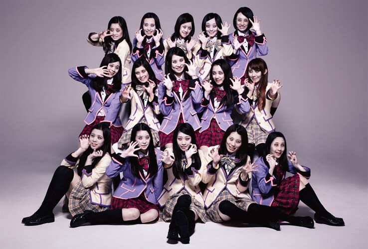 メンバー全員がゾンビに扮したアイドルカレッジの最新アーティスト写真別バージョン。
