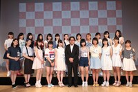 NGT48最終オーディション合格メンバーと秋元康（前列中央）。(c)AKS