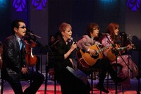 研ナオコとTHE ALFEE。 (c)フジテレビ