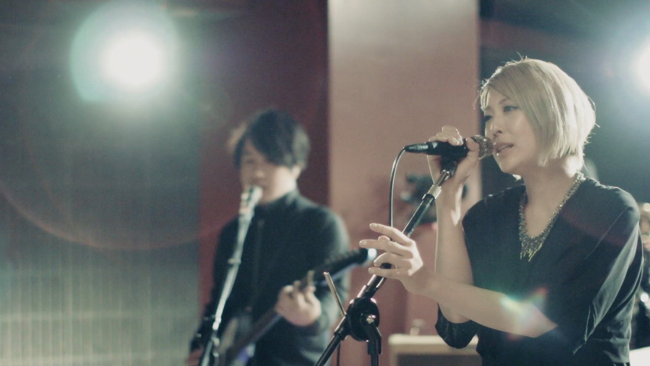 la la larksのスタジオライブ映像のワンシーン。