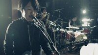 la la larksのスタジオライブ映像のワンシーン。