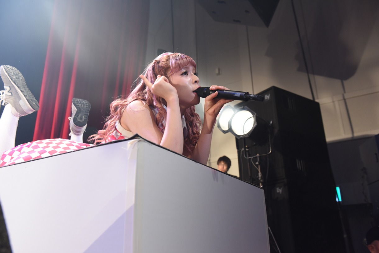 寝ころぶ玉井杏奈。