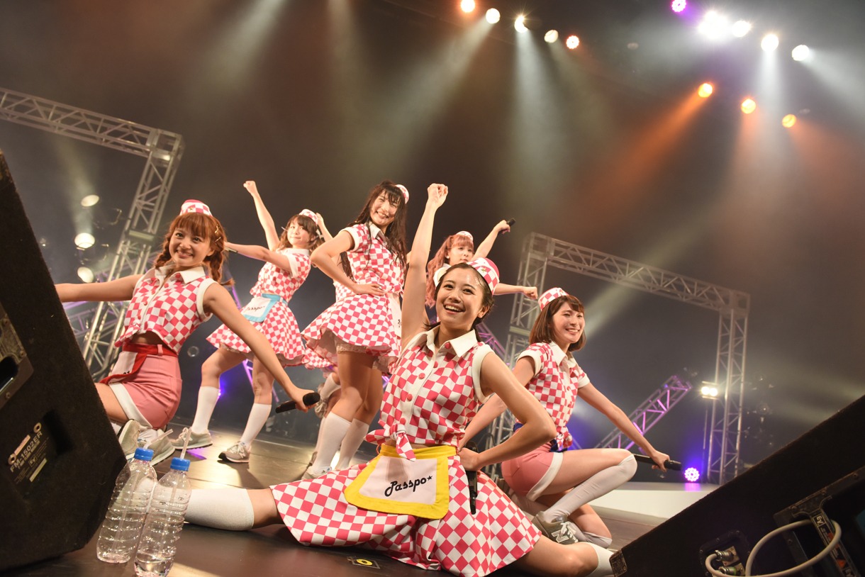 PASSPO☆ワンマンフライト「速度上昇！スーパーソニック～機内食を食べている暇はございません～」の様子。