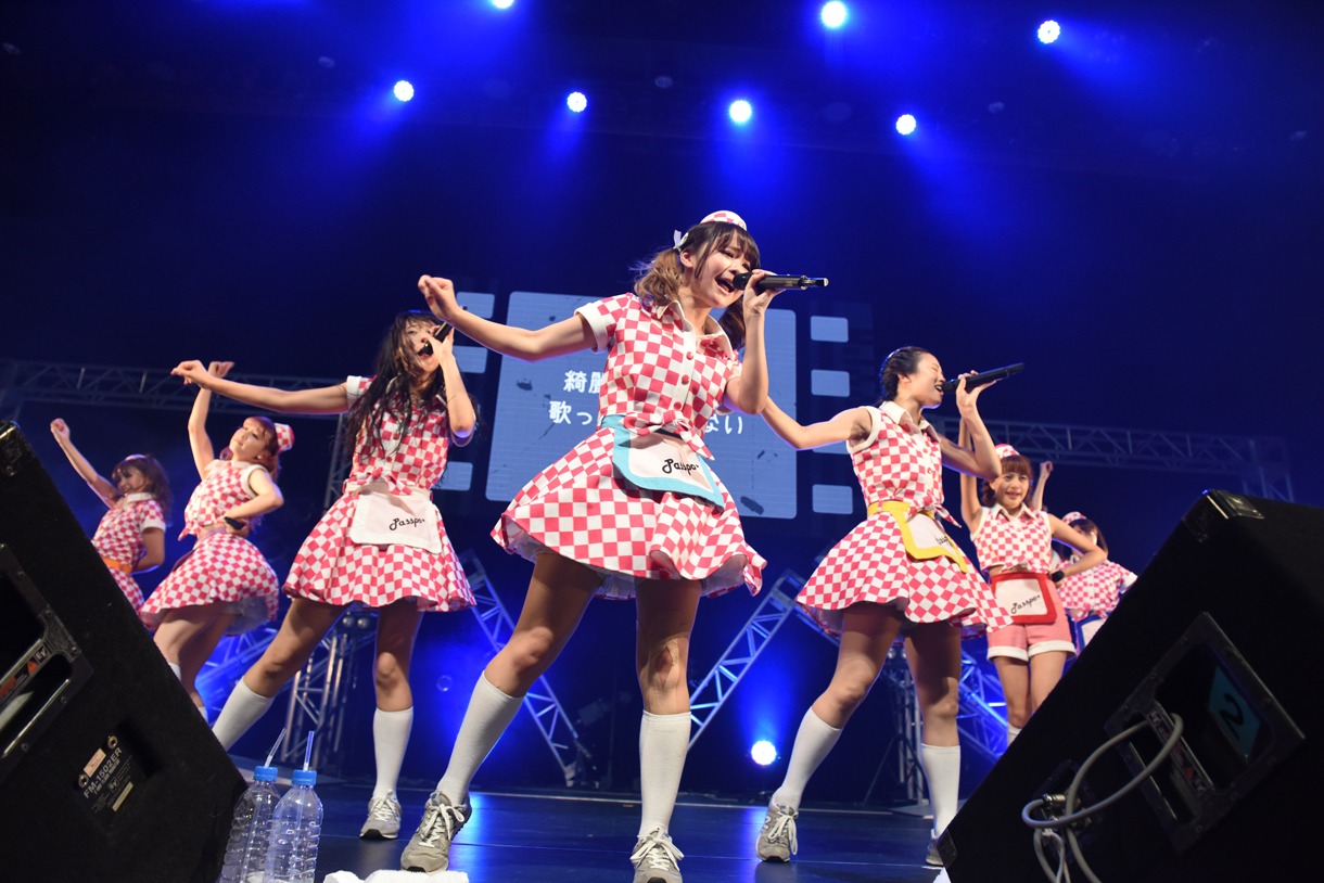 PASSPO☆ワンマンフライト「速度上昇！スーパーソニック～機内食を食べている暇はございません～」の様子。
