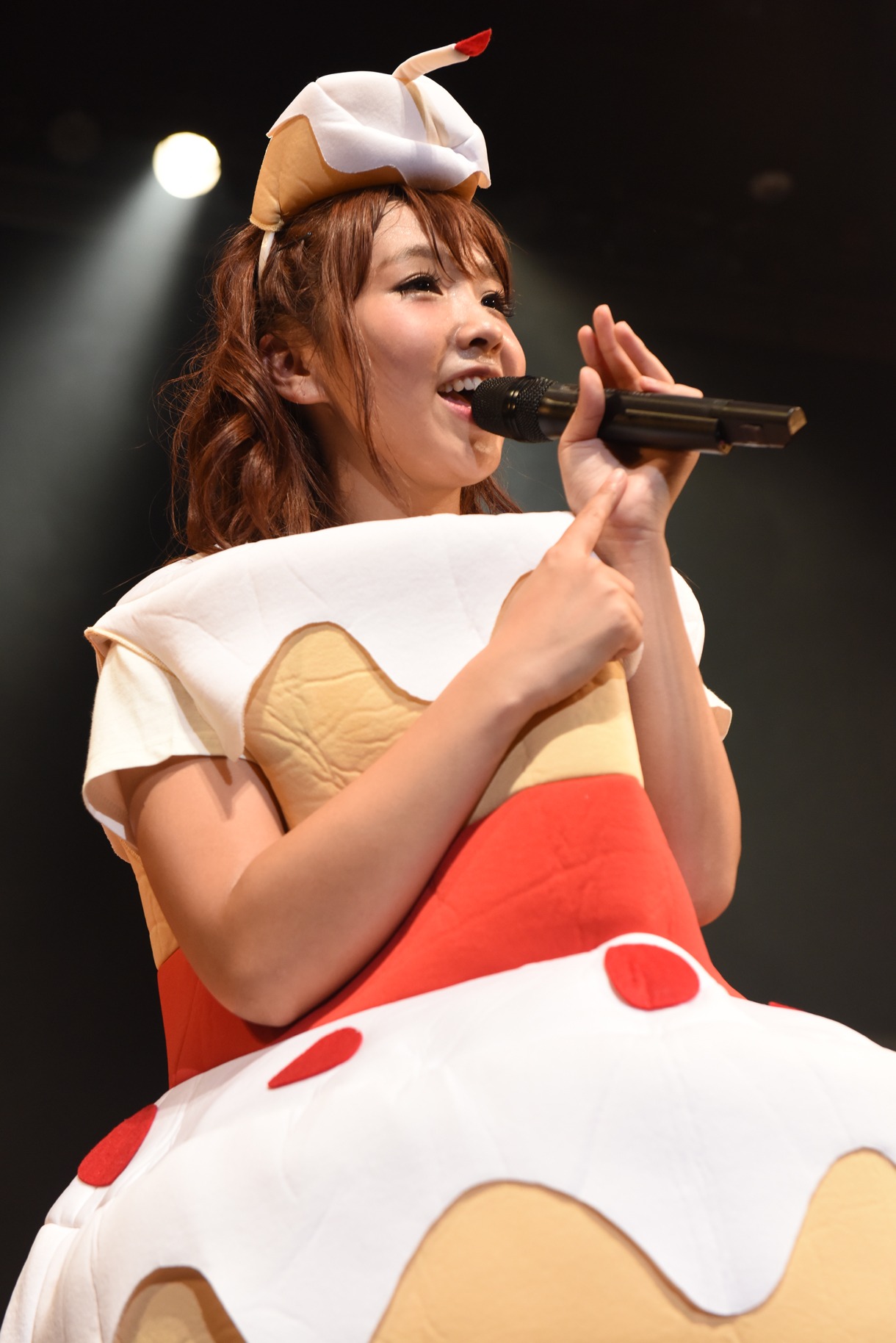 ケーキの衣装を着て登場した岩村捺未。