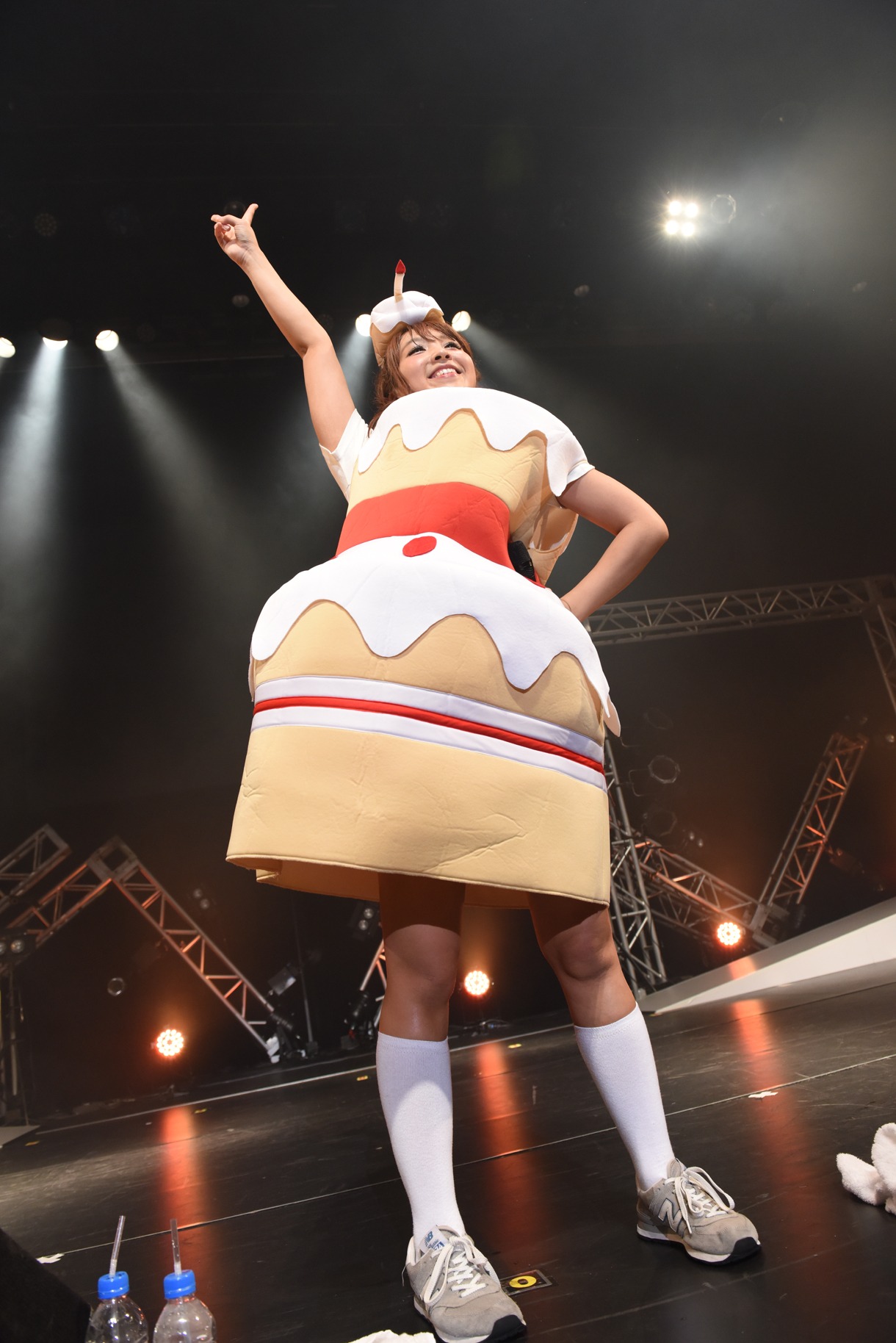 ケーキの衣装を着て登場した岩村捺未。
