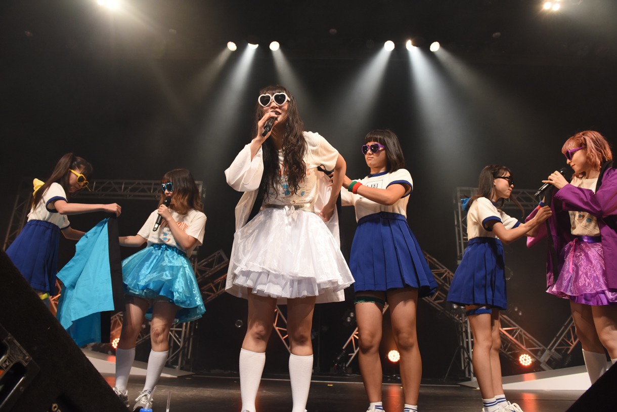 PASSPO☆ワンマンフライト「速度上昇！スーパーソニック～機内食を食べている暇はございません～」の様子。
