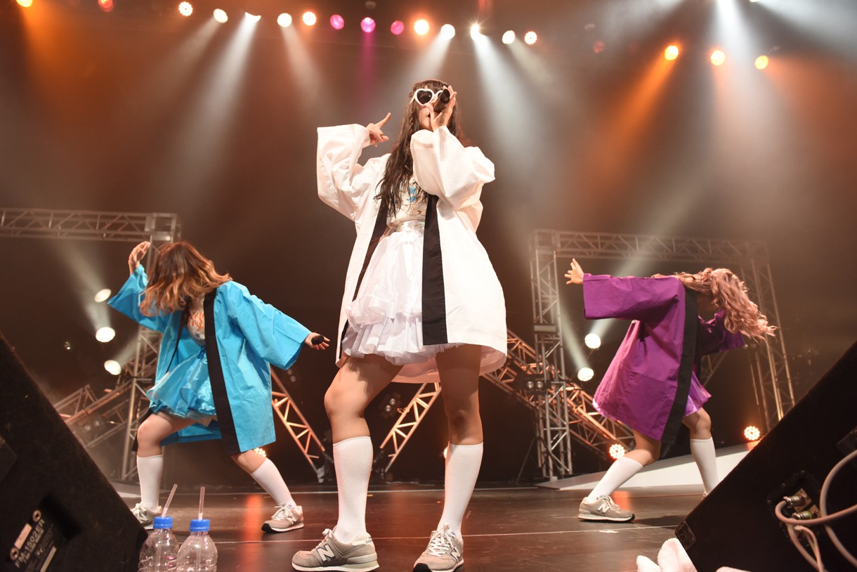 PASSPO☆ワンマンフライト「速度上昇！スーパーソニック～機内食を食べている暇はございません～」の様子。