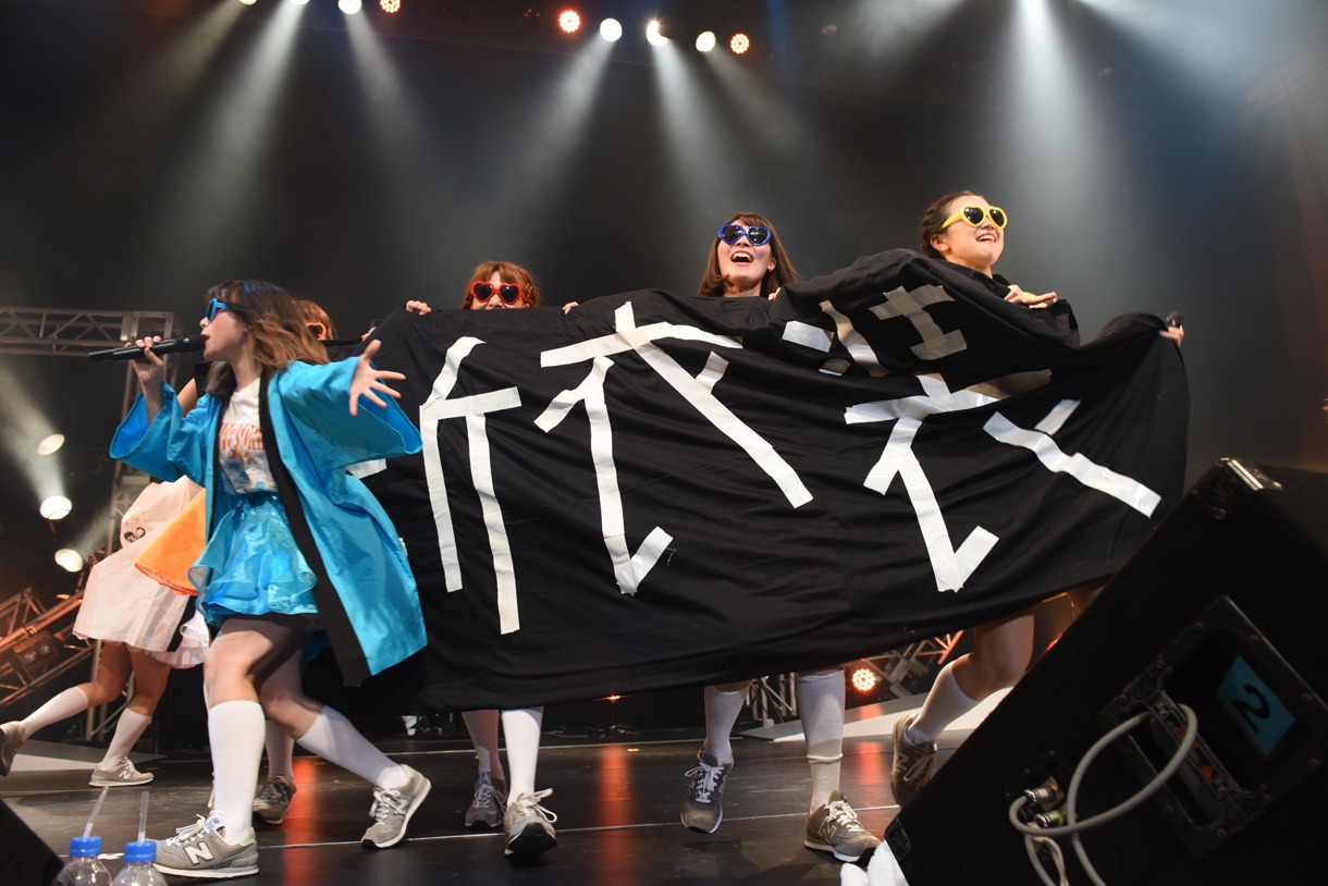 PASSPO☆ワンマンフライト「速度上昇！スーパーソニック～機内食を食べている暇はございません～」の様子。