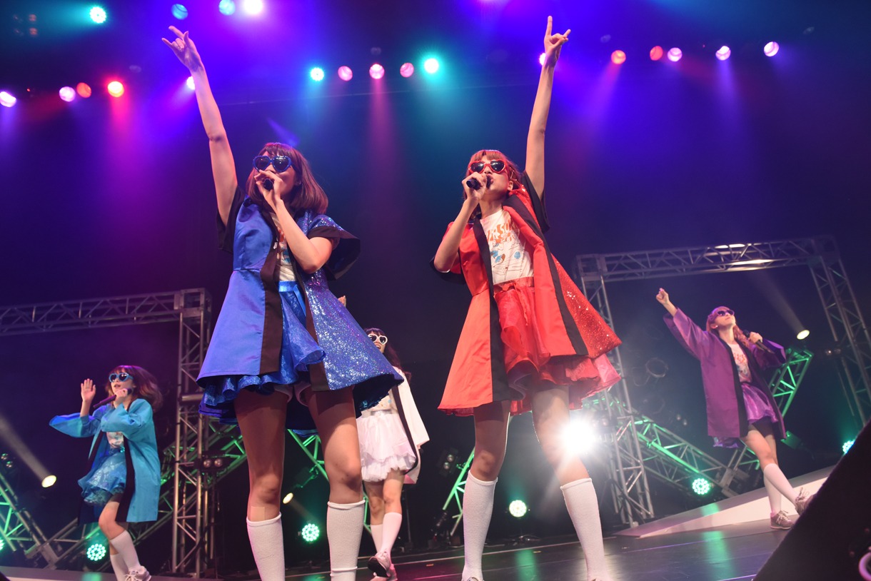 PASSPO☆ワンマンフライト「速度上昇！スーパーソニック～機内食を食べている暇はございません～」の様子。