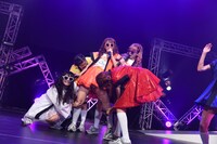 胴上げしようとするも持ち上がらない岩村捺未。