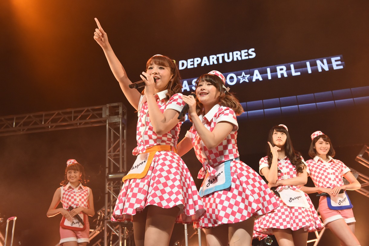 PASSPO☆ワンマンフライト「速度上昇！スーパーソニック～機内食を食べている暇はございません～」の様子。