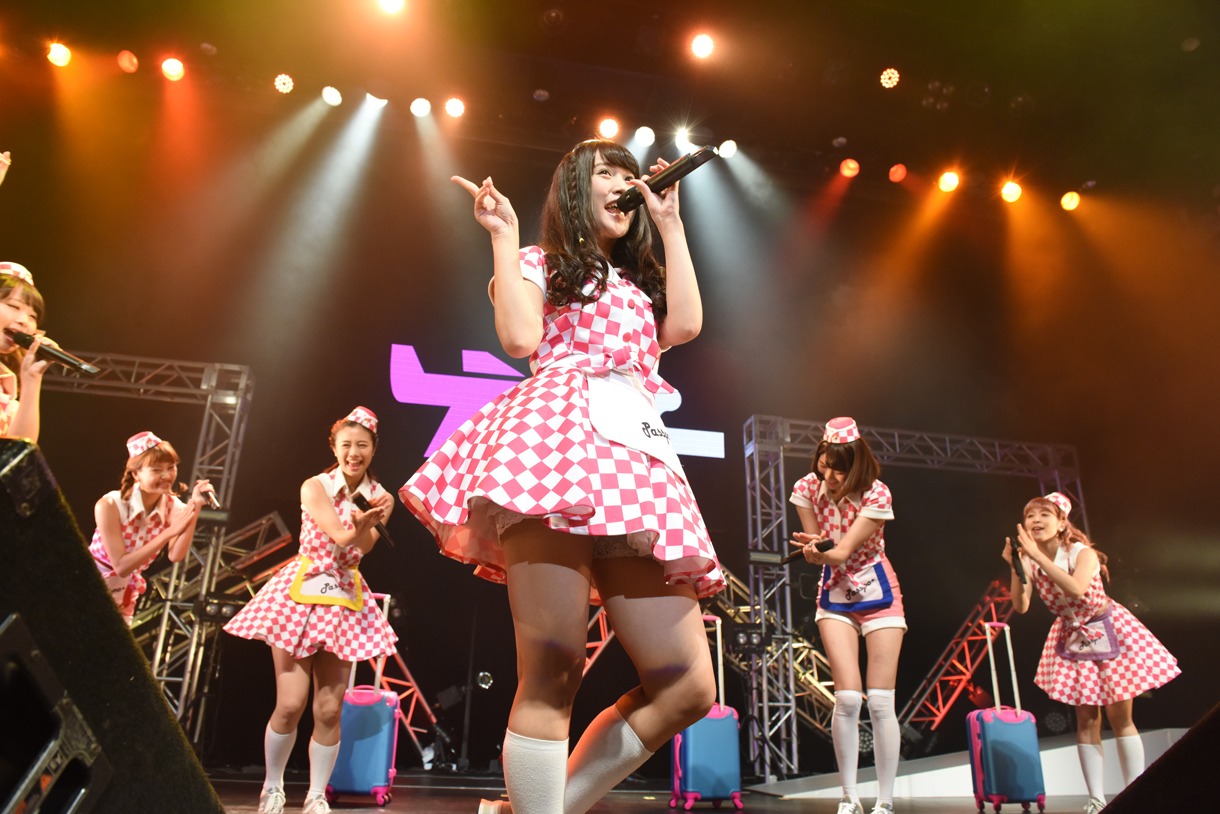 PASSPO☆ワンマンフライト「速度上昇！スーパーソニック～機内食を食べている暇はございません～」の様子。