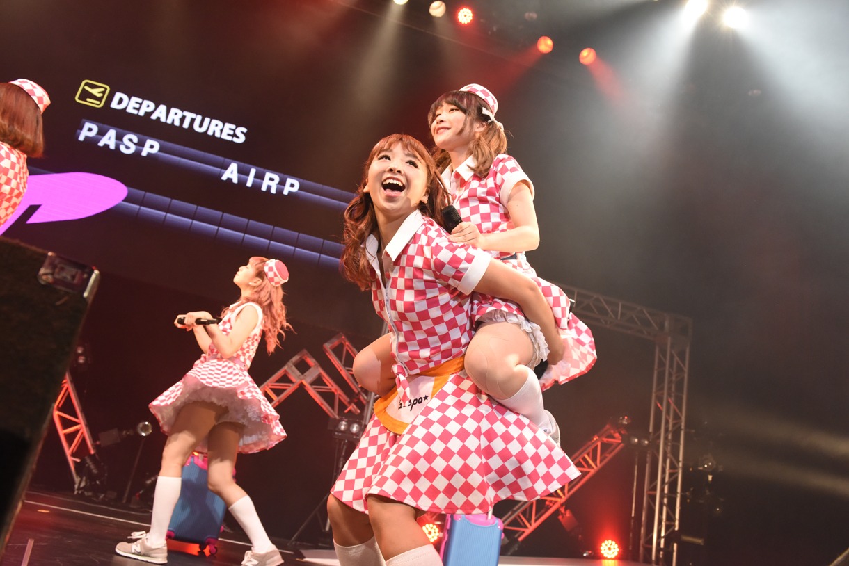 PASSPO☆ワンマンフライト「速度上昇！スーパーソニック～機内食を食べている暇はございません～」の様子。